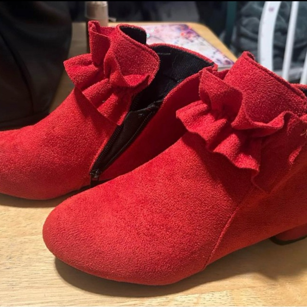 Kids boots size 3